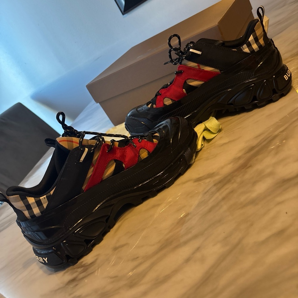 Burberry Arthur designer shoes. Waterproof, black red and beige